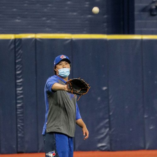 마스크를 쓴채 캐치볼을 하고 있는 류현진. 출처=토론토 구단 SNS 캡처
