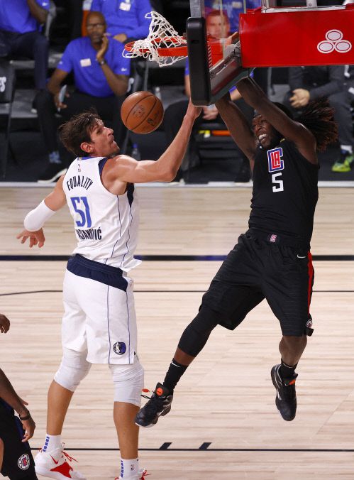 LA 클리퍼스 포워드 몬트레즐 하렐(오른쪽) 18일(한국시간) 올랜도에서 열린 NBA 플레이오프 댈러스 매버릭스와의 경기에서 덩크슛을 성공시키고 있다.올랜도 | EPA연합뉴스