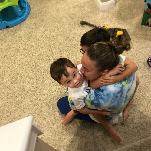 샌안토니오 스퍼스 베키 해먼 코치가 아이들을 만나 기뻐하고 있다. 출처|베키 해먼 SNS