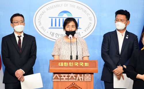 20일 국회의사당 정론관에서 진행된 프로배구선수 고(故) 고유민 선수 관련 기자회견에서 고유민 선수의 어머니(가운데)가 박지훈 변호사(왼쪽), 송영길 의원과 함께 심경을 밝히고 있다. 박진업기자 upandup@sportsseoul.com
