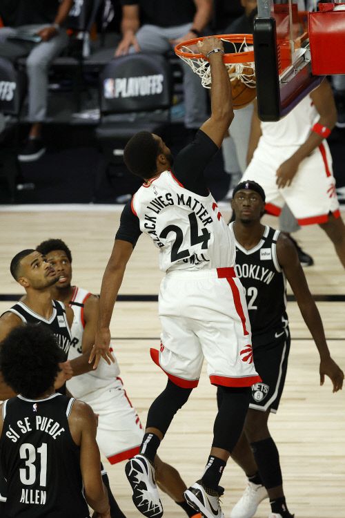 토론토 랩터스 노만 파웰이 20일(한국시간) 부룩클린 네츠와의 플레이오프에서 슬램덩크를 성공시키고 있다.올랜도 | EPA연합뉴스