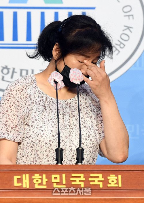 20일 국회의사당 정론관에서 진행된 프로배구선수 고(故) 고유민 선수 관련 기자회견에서 고유민 선수의 어머니가 심경을 밝히다 눈물을 훔치고 있다. 고유민의 어머니는 기자회견을 통해 고유민의 극단적 선택이 악성댓글 때문이 아닌 이도희 감독을 포함한 현대건설 배구단 코칭스태프의 의도적 따돌림 때문이었다고 주장했다. 2020. 8. 20. 박진업기자 upandup@sportsseoul.com