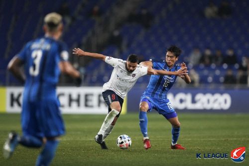 울산 현대 원두재(오른쪽)가 지난 2월11일 울산문수경기장에서 열린 FC도쿄와 아시아 챔피언스리그 조별리그 경기에서 상대와 볼다툼하고 있다. 제공 | 한국프로축구연맹
