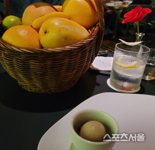 바나나 모양 아이스크림이 과일바구니 안에 담겨 있다.