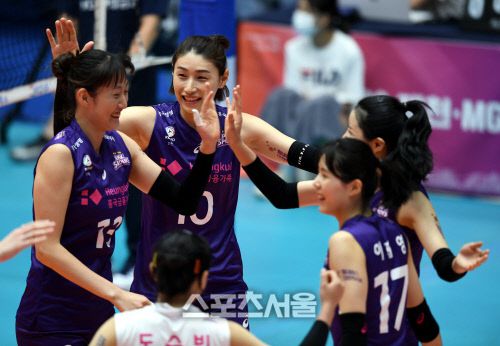 ‘2020 제천·MG새마을금고컵 프로배구대회’ 여자부 현대건설과 흥국생명의 경기가 30일 제천체육관에서 열렸다.흥국생명 김연경이 득점 후 환호하고 있다. 2020. 8. 30.제천 | 최승섭기자 thunder@sportsseoul.com