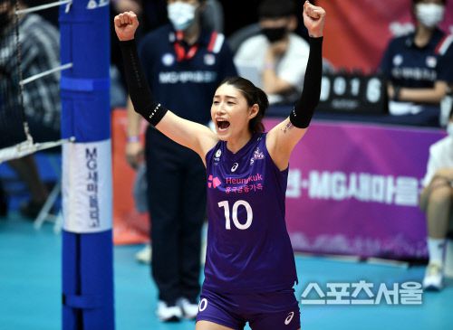 ‘2020 제천·MG새마을금고컵 프로배구대회’ 여자부 현대건설과 흥국생명의 경기가 30일 제천체육관에서 열렸다.흥국생명 김연경이 득점 후 환호하고 있다. 2020. 8. 30.제천 | 최승섭기자 thunder@sportsseoul.com