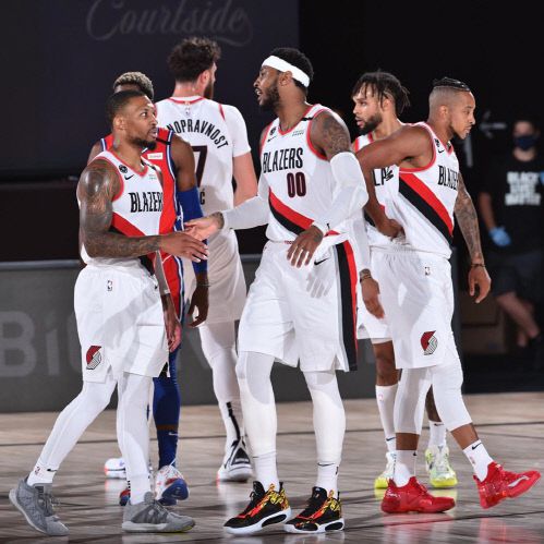 미국 프로농구 포틀랜드 트레일 블레이저스 선수단이 경기 후 세레모니를 하고 있다. 출처|릴라드 SNS