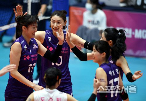 ‘2020 제천·MG새마을금고컵 프로배구대회’ 여자부 현대건설과 흥국생명의 경기가 30일 제천체육관에서 열렸다.흥국생명 김연경이 득점 후 환호하고 있다. 2020. 8. 30.제천 | 최승섭기자 thunder@sportsseoul.com