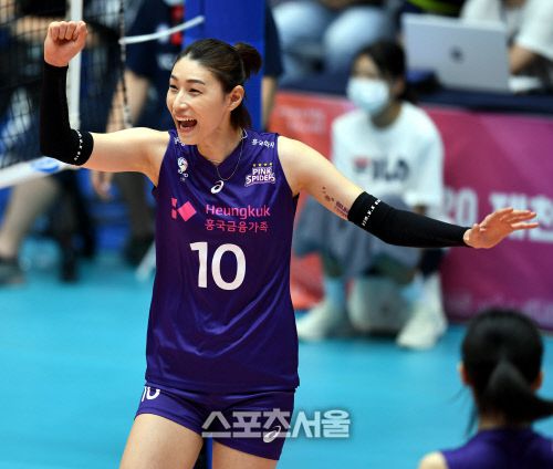 ‘2020 제천·MG새마을금고컵 프로배구대회’ 여자부 현대건설과 흥국생명의 경기가 30일 제천체육관에서 열렸다.흥국생명 김연경이 득점 후 환호하고 있다. 2020. 8. 30.제천 | 최승섭기자 thunder@sportsseoul.com