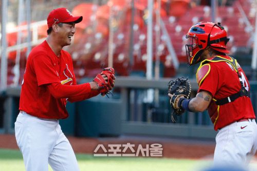 김광현(왼쪽)이 23일(한국시간) 미국 미주리주 부시스타디움에서 열린 캔자스시티와 시범경기에서 9회를 삼진 3개로 깔끔하게 막고 포수 야디에르 몰리나와 세리머니를 하고 있다. 캡처 | 세인트루이스 SNS