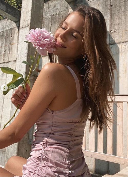 할리우드 스타 브래드 피트와 교제로 화제를 모으고 있는 독일 모델 니콜 포투랄스키. 출처|니콜SNS