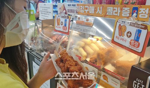 편의점 CU에서 즉석조리식품을 구매하는 소비자의 모습. 사진| BGF리테일