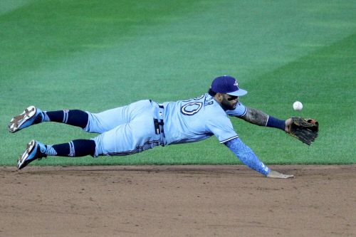 토론토 조너던 빌러가 8일(한국시간) 샬렌필드에서 열린 뉴욕 양키스전에서 클린트 프래지어의 타구에 몸을 날렸지만 뒤로 빠뜨리고 있다. 버팔로(미 뉴욕주) | AFP연합뉴스