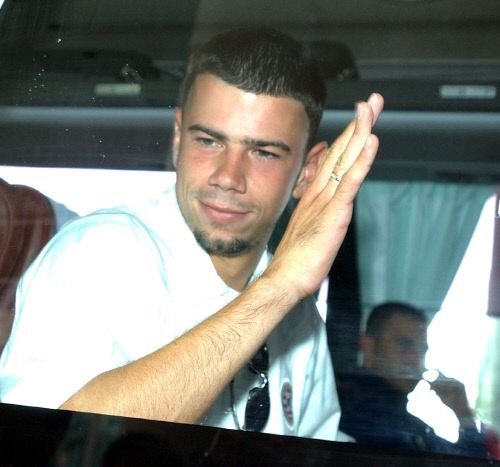 지난 2003년 7월 피스컵 참가를 위해 입국한 에인트호번 마테야 케즈만이 취재진을 향해 손을 들어 인사하고 있다. (스포츠서울DB)