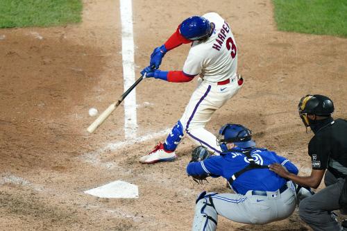 필라델피아 강타자 브라이스 하퍼는 20일(한국 시간) 류현진을 상대로 3타수 1안타 1삼진을 기록했다. 사진은 전날 홈런을 때리는 모습이다. AP연합뉴스