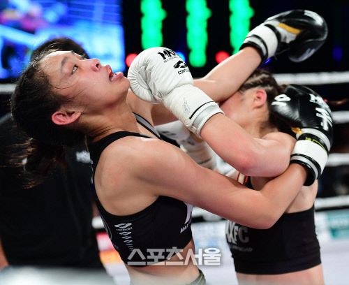 지난해 열린 ‘MAX FC 19’에서 박성희가 핌 삭차트리에게 공격을 퍼붓고 있다. 이주상기자 rainbow@sportsseoul.com