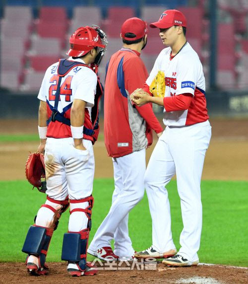 KIA 타이거즈 정해영이 8일 광주 LG전에서 3-2로 앞선 8회 1사 1,2루 위기를 맞아 등판하고있다. 김도훈기자 dica@sportsseoul.com