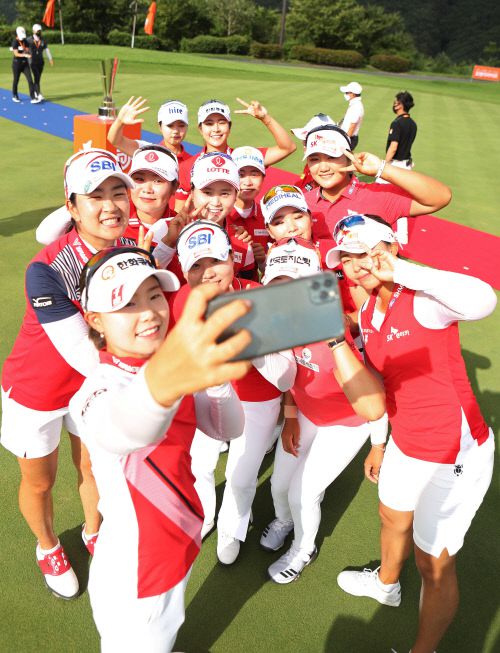 지난 8월 경북 경주 블루원 디아너스 컨트리클럽에서 열린 오렌지라이프 챔피언스트로피 박인비 인비테이셔널 대회에서 우승한 한국여자프로골프(KLPGA) 투어 팀 선수들.[연합뉴스]