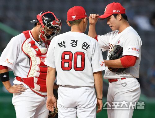 SK 와이번스 김정빈이 6일 문학 롯데전에서 2-0으로 앞선 4회 무사 만루 위기를 맞아 등판해 밀어내기 볼넷으로 동점을 허용하자 박경완 감독 대행이 마운드를 방문하고있다. 김도훈기자 dica@sportsseoul.com