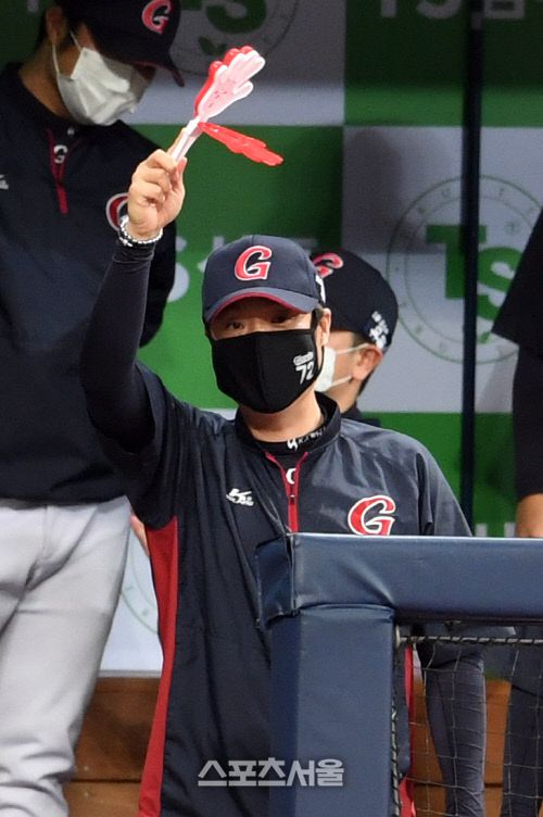 롯데 허문회 감독이 16일 고척스카이돔에서 열린 2020 KBO리그 키움과 롯데의 경기에서 9회초 2사 1,3루 상황에서 1타점 적시타를 친 민병헌을 향해 ‘짝짝이’ 응원도구를 흔들고 있다. 박진업기자 upandup@sportsseoul.com