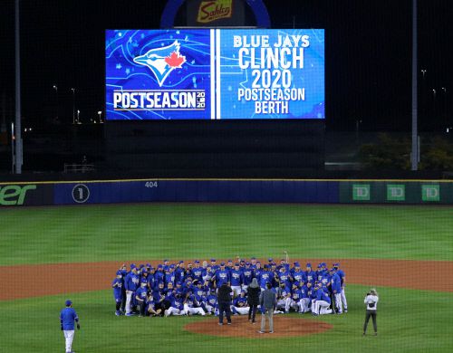 토론토 선수단이 25일(한국시간) 살렌필드에서 뉴욕 양키스를 누르고 포스트시즌 진출을 확정한 뒤 기념촬영을 하고 있다. 버팔로(미 뉴욕주) | AFP연합뉴스