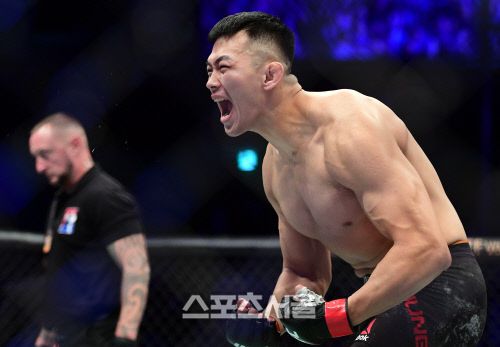 정다운이 지난해 12월에 열린 UFC 파이트 나이트 부산에서 마이크 로드리게스를 KO로 꺾고 포효하고 있다. 이주상기자 rainbow@sportsseoul.com