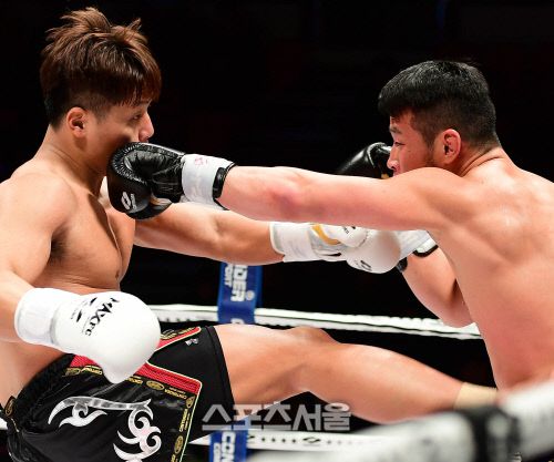 김준화(왼쪽)가 2018년 12월에 열린 대회에서 한성화를 킥으로 공격하고 있다. 김준화는 한성화를 물리치고 챔피언에 올랐다.  이주상기자 rainbow@sportsseoul.com