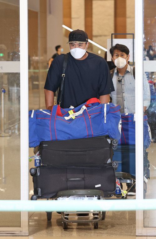 2020년 미국프로야구(MLB) 일정을 마친 토론토 블루제이스 류현진이 2일 오후 인천국제공항 2터미널을 통해 입국하고 있다. 사진|연합뉴스