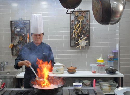 개인 연구실에서 옛 조리서를 연구하고 있는 신계숙 교수. 김효원기자 eggroll@sportsseoul.com