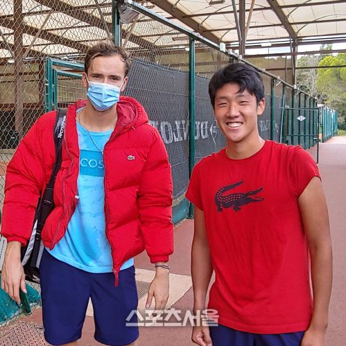 신우빈(오른쪽)과 다닐 메드베데프. 제공=신우빈 부친 신세민