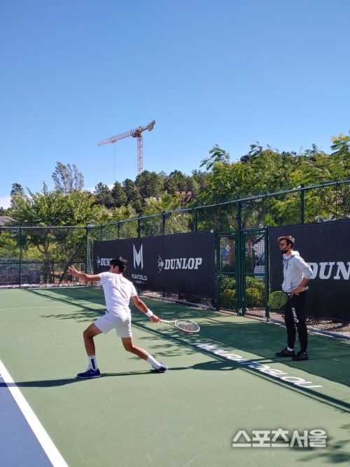 신우빈이 프랑스 무라토글루 테니스 아카데미에서 레슨을 받고 있다. 제공=신우빈 부친 신세민