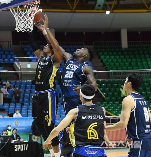 서울 삼성 힉스가 21일 전북 군산월명체육관에서 진행된 ‘2020 KBL 컵대회’ D조 예선 전주  KCC와의 경기에서 라건아와 리바운드를 다투고있다. 2020.09.21. 김도훈기자 dica@sportsseoul.com