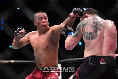 박준용이 지난해 부산에서 열린 UFC 파이트 나이트에서 마크 안드레 바리우를 공격하고 있다. 이주상기자 rainbow@sportsseoul.com