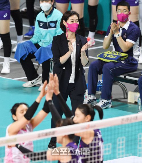 흥국생명 박미희 감독이 21일 서울 장충체육관에서 진행된 GS칼텍스와의 경기에서 팀의 득점에 박수를 치고있다. 2020.10.21. 김도훈기자 dica@sportsseoul.com