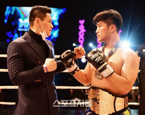 지난해 MAX FC 17이 끝난 후 황호명 정성직(오른쪽)이 대면식을 가지고 있다. 이주상기자 rainbow@sportsseoul.com