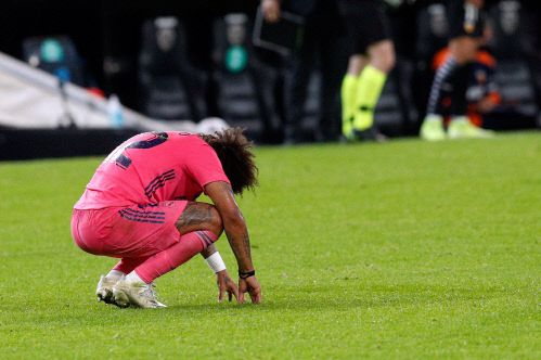 마르셀루가 발렌시아와의 원정에서 침통한 듯 그라운드에서 고개를 숙이고 있다. 발렌시아/EPA 연합뉴스