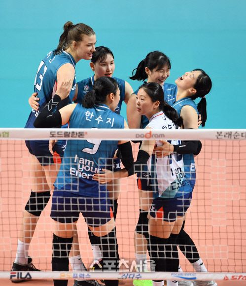 GS칼텍스 선수들이 득점에 성공한 뒤 기뻐하고 있다.