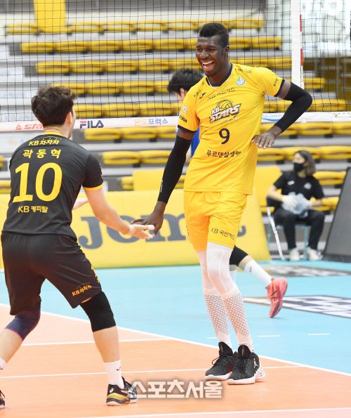 KB손해보험 케이타(오른쪽)가 27일 의정부체육관에서 열린 2020-2021 V리그 KB손해보험과 한국전력의 경기에서 한국전력에 승리를 한 뒤 춤을 추며 기뻐하고 있다. 2020. 10. 27. 의정부 | 박진업기자 upandup@sportsseoul.com