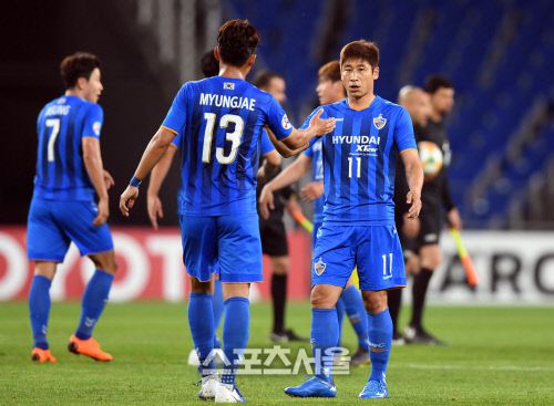 울산현대 선수들이 지난해 5월7일 울산문수경기장에서 열린 ACL 조별리그 5차전 시드니FC와 경기를 마친 뒤 서로 격려하고 있다. 최승섭기자