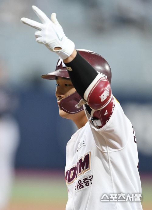 키움 김하성이 16일 고척스카이돔에서 열린 2020 KBO리그 키움과 두산의 경기 7회말 1사 만루 상황에서 두산 투수 이승진을 상대로 2타점 적시타를 치고 세리머니를 하고 있다.  2020. 10. 16. 고척 | 박진업기자 upandup@sportsseoul.com