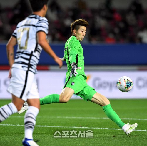 축구대표팀의 조현우 골키퍼가 지난달 12일 고양종합운동장에서 열린 올림픽팀과 2차 친선경기에서 킥을 차고있다. 김도훈기자 dica@sportsseoul.com