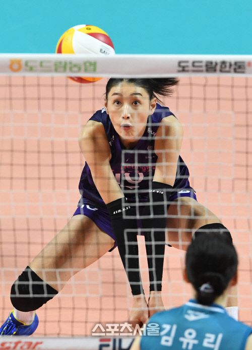 흥국생명 김연경이 11일 장충체육관에서 열린 2020-2021 V리그 여자부 GS칼텍스와 흥국생명의 경기에서 서브 리시브를 하고 있다. 2020. 11. 11. 박진업기자 upandup@sportsseoul.com