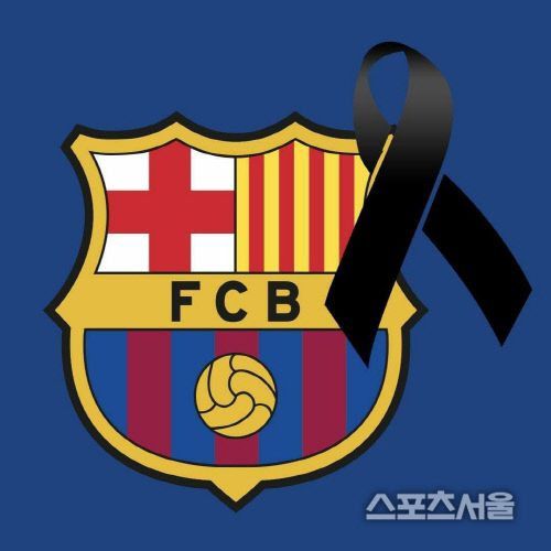 팀 로고에 검은 리본을 단 FC바르셀로나. 출처=FC바르셀로나