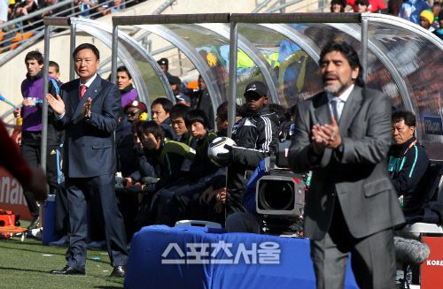 2010 남아공 월드컵 당시 한국과 아르헨티나의 사령탑으로 격돌한 허정무와 마라도나. 최승섭기자