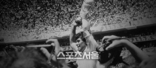 1986 멕시코월드컵 우승트로피를 들고 환호하는 디에고 마라도나. 출처=FIFA 홈페이지