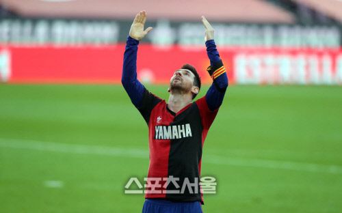 리오넬 메시가 뉴웰스 올드 보이스 유니폼을 입고 디에고 마라도나를 기리는 세리머니를 하고 있다. 출처=FC바르셀로나