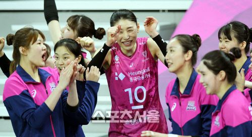 흥국생명 김연경이 2일 인천 계양체육관에서 진행된 인삼공사와의 경기에서 웜업존에서 몸을 풀며 팀 동료들과 담소를 나누고있다. 2020.12.02. 김도훈기자 dica@sportsseoul.com