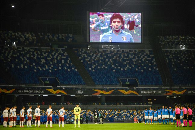 지난 11월26일 스타디오 산 파올로에서 열린 2020~2021 유로파리그 경기에 앞서 나폴리와 리제카 선수들이 전날 세상을 떠난 디에고 마라도나를 기리며 1분 동안 묵념의 시간을 가지고 있다. 나폴리/AFP 연합뉴스