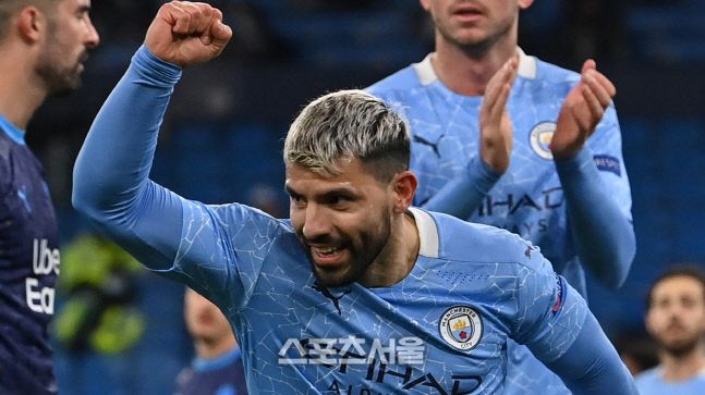 부상에서 돌아온 맨시티의 공격수 세르히오 아게로가 10일 마르세유와(프랑스)의 UCL 홈경기에서 승부를 결정짓는 두번째 골을 터뜨린 뒤 환호하고 있다. /스카이스포츠 캡쳐