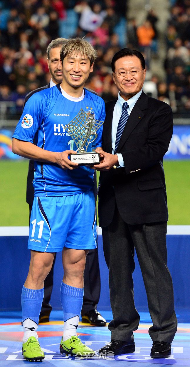 울산 현대 이근호(왼쪽)가 8년 전인 2012년 11월10일 울산 문수경기장에서 열린 아시아축구연맹 챔피언스리그(ACL) 결승전 사우디 알 아흘리전 승리 직후 우승 시상대에서 MVP를 수상하고 있다. 스포츠서울DB